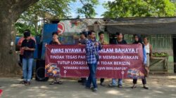 Mahasiswa SOMASI Tangerang gelar demo tolak lahan parkir truk ilegal di Jalan Bayur, desak penutupan permanen demi keselamatan warga.