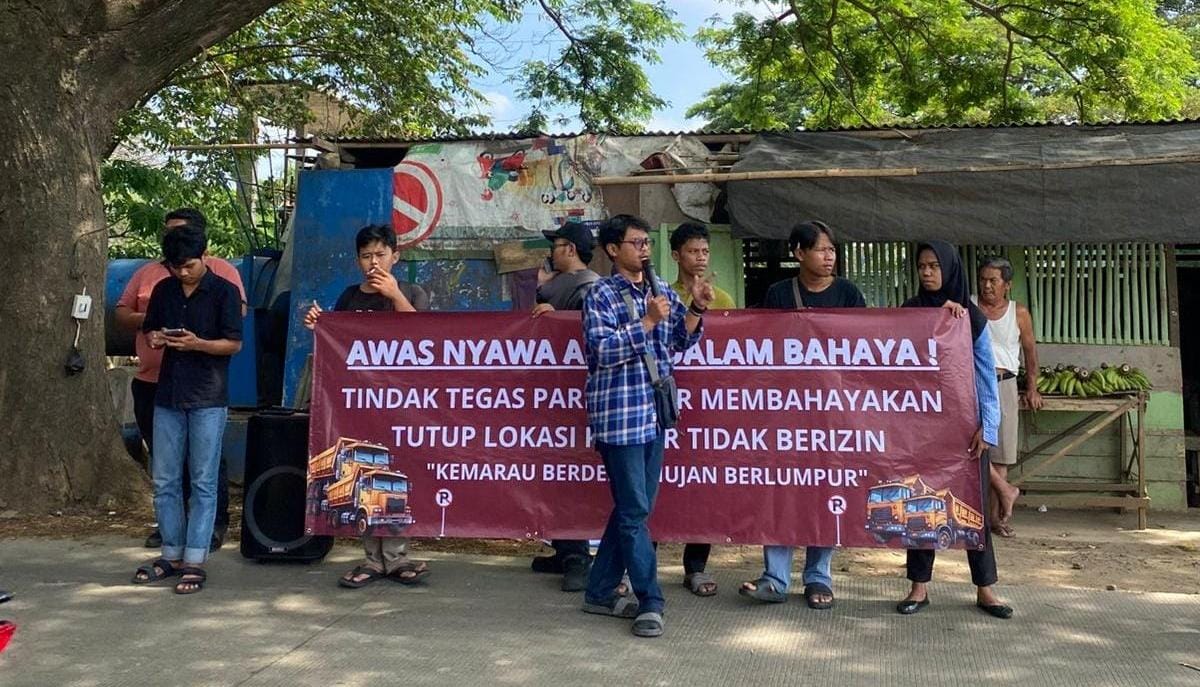 Mahasiswa SOMASI Tangerang gelar demo tolak lahan parkir truk ilegal di Jalan Bayur, desak penutupan permanen demi keselamatan warga.