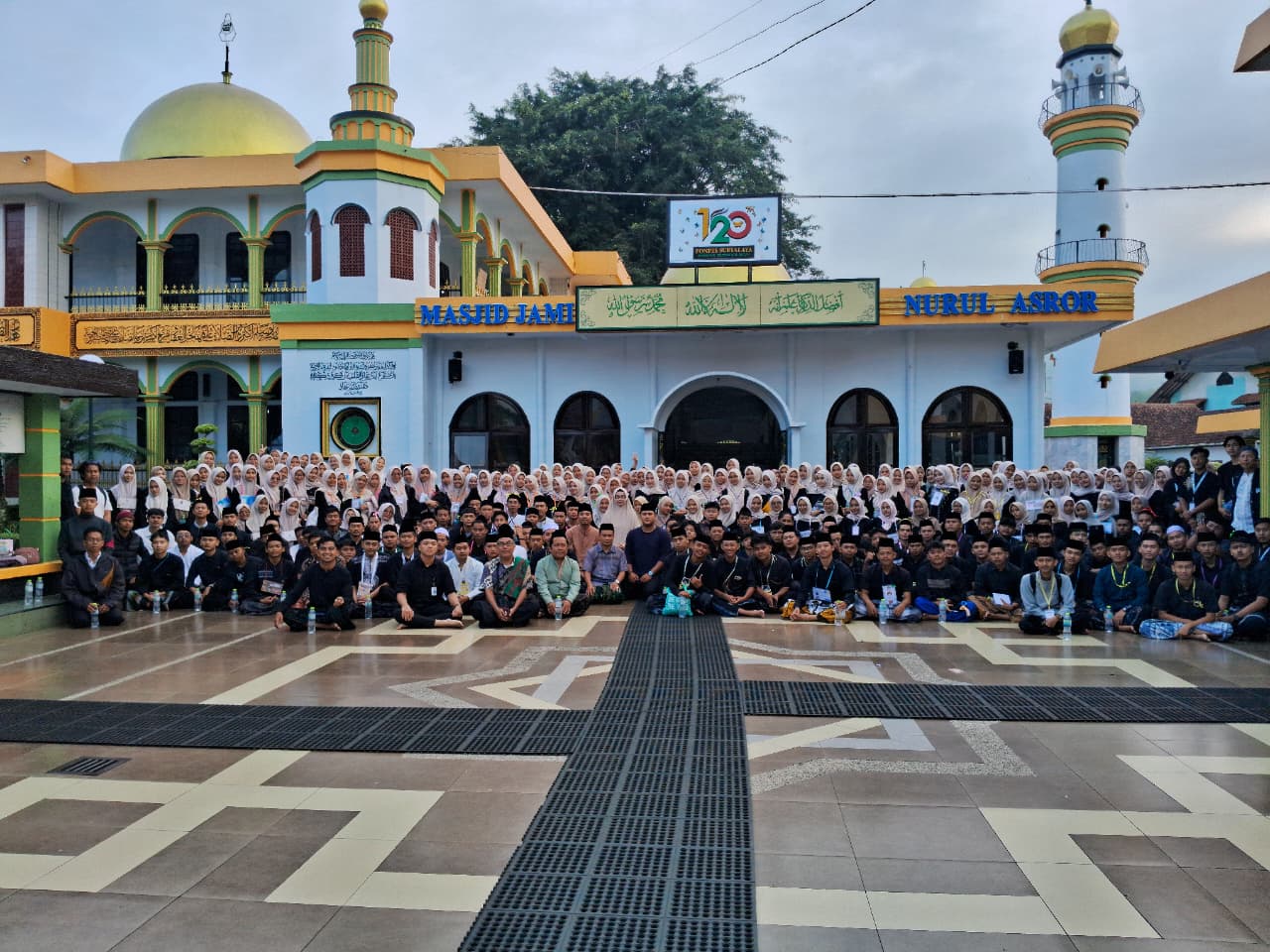 Ratusan mahasiswa baru IAILM Suryalaya ikuti talqin zikir, ziarah, ngaras, hingga Sidang Senat Terbuka di Pesantren Suryalaya.