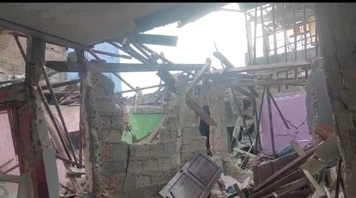 Ledakan keras guncang Pamulang, Tangsel. Tiga rumah hancur, delapan warga luka. Polisi selidiki penyebab pasti peristiwa ini.