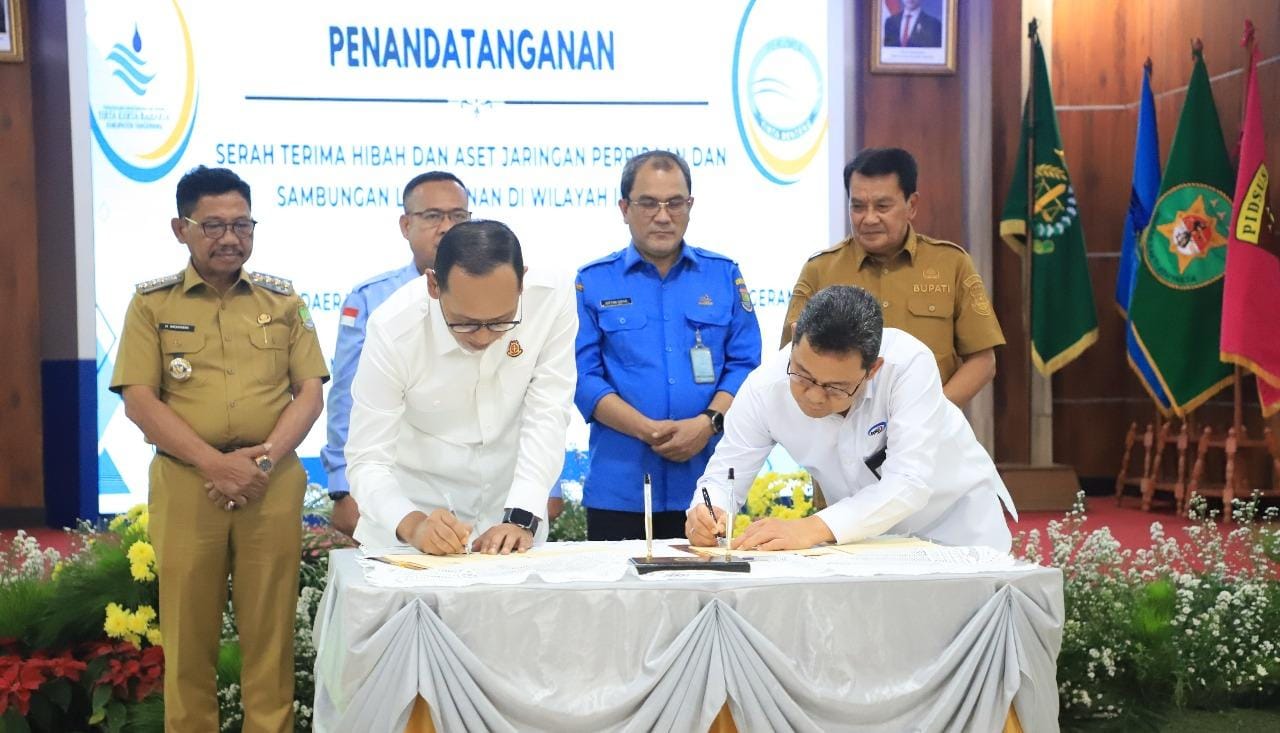 PERUMDAM TKR serahkan 23 ribu sambungan air bersih Wilayah II Kota Tangerang ke PERUMDA Tirta Benteng untuk tingkatkan layanan.