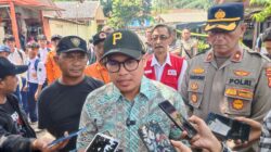 Warga korban kebakaran Asrama Polsek Serpong mengungsi di musala, Pemkot Tangsel salurkan bantuan sandang, pangan, dan MCK darurat.