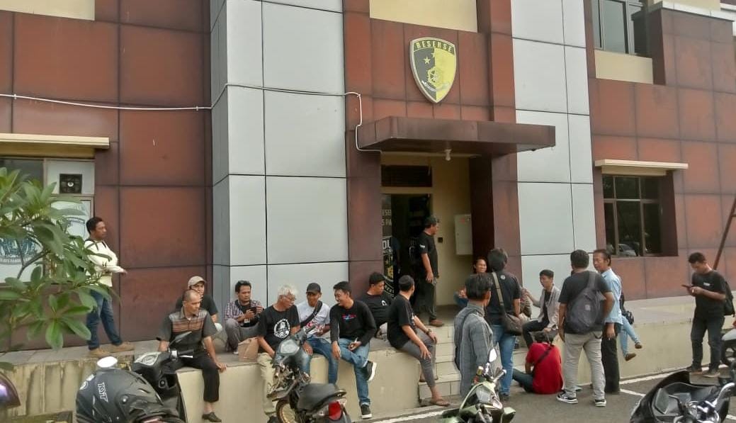 Insiden demo di DPRD Pandeglang ricuh saat oknum pendemo melecehkan wartawan, hingga berujung laporan resmi ke polisi.