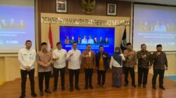 KOTA TANGSEL | TD – Pemerintah Kota Tangerang Selatan (Tangsel) menggelar Workshop Guru Profesional dan Penguatan Kebangsaan sekaligus penandatanganan perjanjian kerja sama di Ruang Blandongan, Puspemkot Tangsel, pada Jumat 26 September 2025. Wakil Wali Kota Tangsel, Pilar Saga Ichsan, memberikan apresiasi kepada para guru Pendidikan Agama Islam (PAI) yang dinilai berperan besar dalam membentuk sumber daya manusia (SDM) unggul di Tangsel. Menurutnya, kualitas pendidikan sangat bergantung pada profesionalisme dan kompetensi guru. "Tangsel tidak punya gunung, laut, atau tambang. Tapi kita punya SDM unggul. SDM inilah yang membangun kota ini. Kuncinya ada pada guru. Bila gurunya sejahtera, profesional, disertifikasi, dan dilatih, Insya Allah SDM Tangsel akan lebih unggul dari daerah lain," kata Pilar. Pilar juga menambahkan, perjalanan pribadinya hingga bisa menjadi Wakil Wali Kota di usia muda tidak lepas dari peran para guru, khususnya guru agama yang sejak kecil menanamkan nilai spiritual dan karakter. Kepala Dinas Pendidikan dan Kebudayaan Tangsel, Deden Deni, menegaskan komitmen pemerintah dalam meningkatkan kualitas guru PAI. Salah satunya dengan mendorong percepatan program sertifikasi melalui kerja sama dengan berbagai pihak, termasuk UIN Syarif Hidayatullah Jakarta. "Pemkot Tangsel telah mengalokasikan anggaran untuk mendukung Pendidikan Profesi Guru (PPG) PAI agar pemenuhan guru bersertifikat pendidik dapat segera terwujud. Ini sejalan dengan upaya kita meningkatkan Standar Pelayanan Minimal (SPM) pendidikan dan Indeks Pembangunan Manusia (IPM) Tangsel," ujar Deden. Ia mengungkapkan bahwa program ini sejalan dengan kebijakan Kementerian Pendidikan, Kebudayaan, Riset, dan Teknologi (Kemendikbudristek) mengenai kualifikasi dan sertifikasi guru. "Jumlah pendidik di Tangsel saat ini mencapai 14.146 orang. Dari jumlah tersebut, masih ada 9.840 guru yang belum memiliki sertifikat pendidik, dan 2.462 guru belum memiliki kualifikasi minimal S1. Padahal sesuai regulasi, guru wajib memiliki kualifikasi S1/D4 dan sertifikat pendidik," katanya Untuk menjawab tantangan tersebut, Pemkot Tangsel telah menyiapkan anggaran pada Tahun Akademik 2025/2026 guna mendanai PPG bagi guru yang belum memenuhi persyaratan. Adapun jumlah peserta tahun ini mencapai 411 guru, terdiri dari 140 guru TK, 220 guru SD, dan 51 guru SMP. "Kerja sama ini adalah bukti nyata keseriusan Pemkot Tangsel dalam mendukung kebijakan pemerintah pusat sekaligus mendorong percepatan pemenuhan guru bersertifikat pendidik. Dengan begitu, pencapaian Standar Pelayanan Minimal (SPM) Pendidikan dan peningkatan Indeks Pembangunan Manusia (IPM) Tangsel bisa segera terwujud,” ujarnya. Selain PPG, lanjut Deden, Pemkot Tangsel juga menyiapkan program peningkatan kompetensi bagi guru yang belum memenuhi kualifikasi S1. Ia berharap program ini dapat berjalan lebih cepat, merata, dan berkelanjutan. "Kami ingin semakin banyak guru yang bersemangat mengikuti PPG. Harapannya, guru Tangsel bisa lebih profesional, menjadi teladan, serta mampu mencetak generasi penerus yang berkarakter, berakhlak mulia, dan berdaya saing tinggi," tutur Deden. Sementara itu, Ketua DPD AGPAII Kota Tangsel, Budi Mulia, menyebutkan bahwa perjuangan memperjuangkan sertifikasi guru PAI telah melalui proses panjang. Menurutnya, kerja sama dengan Pemkot Tangsel menjadi momentum penting dalam melahirkan guru profesional dan berkarakter. "Alhamdulillah melalui dukungan berbagai pihak, reformasi PPG kini terwujud. Ini bukan perjuangan satu atau dua orang, tetapi perjuangan bersama agar guru PAI menjadi profesional, teladan, dan mampu mencerdaskan kehidupan bangsa," ungkap Budi. (Idris Ibrahim)