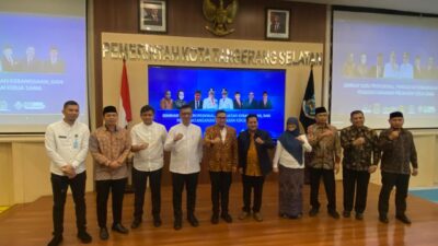 KOTA TANGSEL | TD – Pemerintah Kota Tangerang Selatan (Tangsel) menggelar Workshop Guru Profesional dan Penguatan Kebangsaan sekaligus penandatanganan perjanjian kerja sama di Ruang Blandongan, Puspemkot Tangsel, pada Jumat 26 September 2025. Wakil Wali Kota Tangsel, Pilar Saga Ichsan, memberikan apresiasi kepada para guru Pendidikan Agama Islam (PAI) yang dinilai berperan besar dalam membentuk sumber daya manusia (SDM) unggul di Tangsel. Menurutnya, kualitas pendidikan sangat bergantung pada profesionalisme dan kompetensi guru. "Tangsel tidak punya gunung, laut, atau tambang. Tapi kita punya SDM unggul. SDM inilah yang membangun kota ini. Kuncinya ada pada guru. Bila gurunya sejahtera, profesional, disertifikasi, dan dilatih, Insya Allah SDM Tangsel akan lebih unggul dari daerah lain," kata Pilar. Pilar juga menambahkan, perjalanan pribadinya hingga bisa menjadi Wakil Wali Kota di usia muda tidak lepas dari peran para guru, khususnya guru agama yang sejak kecil menanamkan nilai spiritual dan karakter. Kepala Dinas Pendidikan dan Kebudayaan Tangsel, Deden Deni, menegaskan komitmen pemerintah dalam meningkatkan kualitas guru PAI. Salah satunya dengan mendorong percepatan program sertifikasi melalui kerja sama dengan berbagai pihak, termasuk UIN Syarif Hidayatullah Jakarta. "Pemkot Tangsel telah mengalokasikan anggaran untuk mendukung Pendidikan Profesi Guru (PPG) PAI agar pemenuhan guru bersertifikat pendidik dapat segera terwujud. Ini sejalan dengan upaya kita meningkatkan Standar Pelayanan Minimal (SPM) pendidikan dan Indeks Pembangunan Manusia (IPM) Tangsel," ujar Deden. Ia mengungkapkan bahwa program ini sejalan dengan kebijakan Kementerian Pendidikan, Kebudayaan, Riset, dan Teknologi (Kemendikbudristek) mengenai kualifikasi dan sertifikasi guru. "Jumlah pendidik di Tangsel saat ini mencapai 14.146 orang. Dari jumlah tersebut, masih ada 9.840 guru yang belum memiliki sertifikat pendidik, dan 2.462 guru belum memiliki kualifikasi minimal S1. Padahal sesuai regulasi, guru wajib memiliki kualifikasi S1/D4 dan sertifikat pendidik," katanya Untuk menjawab tantangan tersebut, Pemkot Tangsel telah menyiapkan anggaran pada Tahun Akademik 2025/2026 guna mendanai PPG bagi guru yang belum memenuhi persyaratan. Adapun jumlah peserta tahun ini mencapai 411 guru, terdiri dari 140 guru TK, 220 guru SD, dan 51 guru SMP. "Kerja sama ini adalah bukti nyata keseriusan Pemkot Tangsel dalam mendukung kebijakan pemerintah pusat sekaligus mendorong percepatan pemenuhan guru bersertifikat pendidik. Dengan begitu, pencapaian Standar Pelayanan Minimal (SPM) Pendidikan dan peningkatan Indeks Pembangunan Manusia (IPM) Tangsel bisa segera terwujud,” ujarnya. Selain PPG, lanjut Deden, Pemkot Tangsel juga menyiapkan program peningkatan kompetensi bagi guru yang belum memenuhi kualifikasi S1. Ia berharap program ini dapat berjalan lebih cepat, merata, dan berkelanjutan. "Kami ingin semakin banyak guru yang bersemangat mengikuti PPG. Harapannya, guru Tangsel bisa lebih profesional, menjadi teladan, serta mampu mencetak generasi penerus yang berkarakter, berakhlak mulia, dan berdaya saing tinggi," tutur Deden. Sementara itu, Ketua DPD AGPAII Kota Tangsel, Budi Mulia, menyebutkan bahwa perjuangan memperjuangkan sertifikasi guru PAI telah melalui proses panjang. Menurutnya, kerja sama dengan Pemkot Tangsel menjadi momentum penting dalam melahirkan guru profesional dan berkarakter. "Alhamdulillah melalui dukungan berbagai pihak, reformasi PPG kini terwujud. Ini bukan perjuangan satu atau dua orang, tetapi perjuangan bersama agar guru PAI menjadi profesional, teladan, dan mampu mencerdaskan kehidupan bangsa," ungkap Budi. (Idris Ibrahim)
