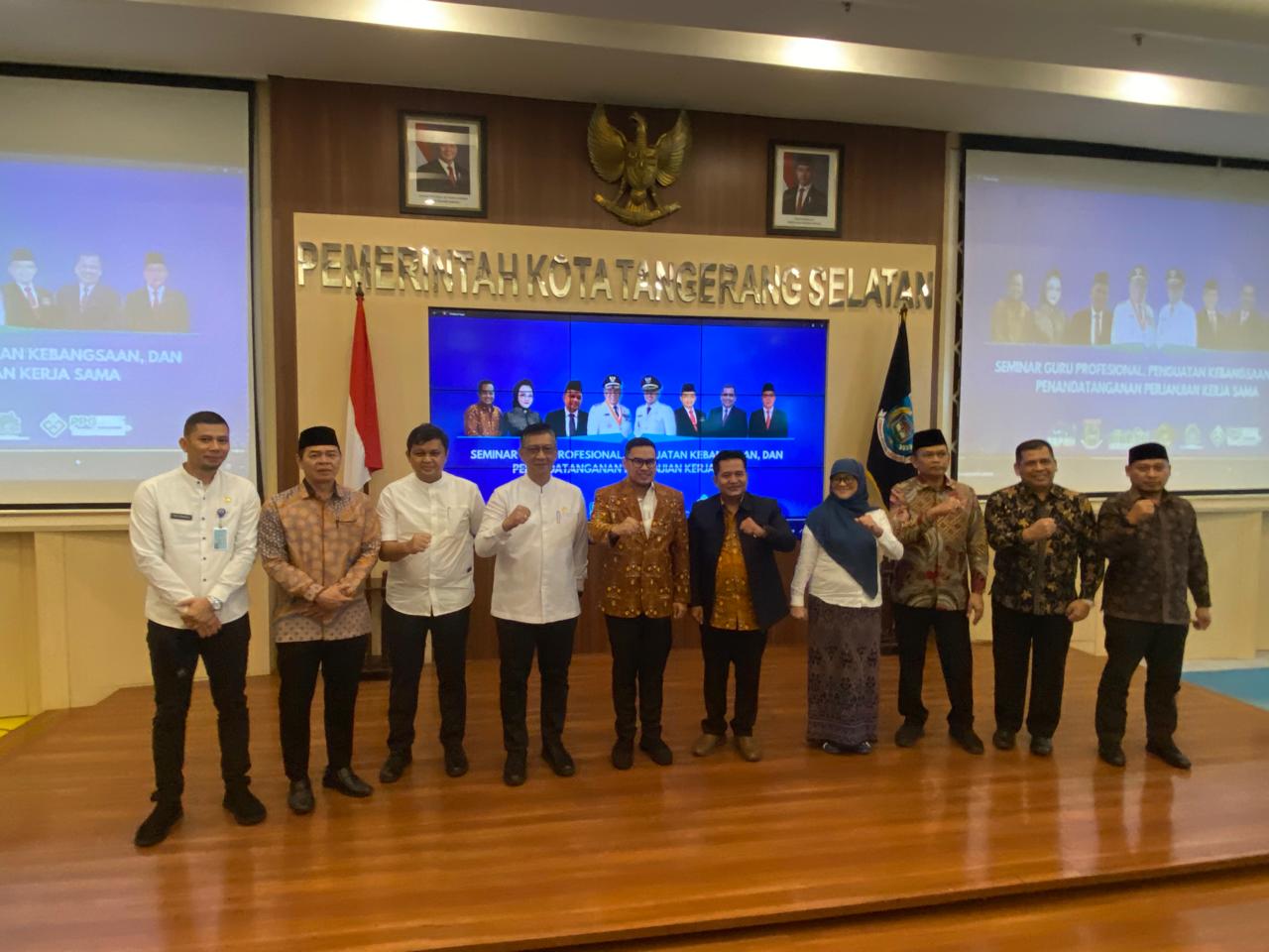 KOTA TANGSEL | TD – Pemerintah Kota Tangerang Selatan (Tangsel) menggelar Workshop Guru Profesional dan Penguatan Kebangsaan sekaligus penandatanganan perjanjian kerja sama di Ruang Blandongan, Puspemkot Tangsel, pada Jumat 26 September 2025. Wakil Wali Kota Tangsel, Pilar Saga Ichsan, memberikan apresiasi kepada para guru Pendidikan Agama Islam (PAI) yang dinilai berperan besar dalam membentuk sumber daya manusia (SDM) unggul di Tangsel. Menurutnya, kualitas pendidikan sangat bergantung pada profesionalisme dan kompetensi guru. "Tangsel tidak punya gunung, laut, atau tambang. Tapi kita punya SDM unggul. SDM inilah yang membangun kota ini. Kuncinya ada pada guru. Bila gurunya sejahtera, profesional, disertifikasi, dan dilatih, Insya Allah SDM Tangsel akan lebih unggul dari daerah lain," kata Pilar. Pilar juga menambahkan, perjalanan pribadinya hingga bisa menjadi Wakil Wali Kota di usia muda tidak lepas dari peran para guru, khususnya guru agama yang sejak kecil menanamkan nilai spiritual dan karakter. Kepala Dinas Pendidikan dan Kebudayaan Tangsel, Deden Deni, menegaskan komitmen pemerintah dalam meningkatkan kualitas guru PAI. Salah satunya dengan mendorong percepatan program sertifikasi melalui kerja sama dengan berbagai pihak, termasuk UIN Syarif Hidayatullah Jakarta. "Pemkot Tangsel telah mengalokasikan anggaran untuk mendukung Pendidikan Profesi Guru (PPG) PAI agar pemenuhan guru bersertifikat pendidik dapat segera terwujud. Ini sejalan dengan upaya kita meningkatkan Standar Pelayanan Minimal (SPM) pendidikan dan Indeks Pembangunan Manusia (IPM) Tangsel," ujar Deden. Ia mengungkapkan bahwa program ini sejalan dengan kebijakan Kementerian Pendidikan, Kebudayaan, Riset, dan Teknologi (Kemendikbudristek) mengenai kualifikasi dan sertifikasi guru. "Jumlah pendidik di Tangsel saat ini mencapai 14.146 orang. Dari jumlah tersebut, masih ada 9.840 guru yang belum memiliki sertifikat pendidik, dan 2.462 guru belum memiliki kualifikasi minimal S1. Padahal sesuai regulasi, guru wajib memiliki kualifikasi S1/D4 dan sertifikat pendidik," katanya Untuk menjawab tantangan tersebut, Pemkot Tangsel telah menyiapkan anggaran pada Tahun Akademik 2025/2026 guna mendanai PPG bagi guru yang belum memenuhi persyaratan. Adapun jumlah peserta tahun ini mencapai 411 guru, terdiri dari 140 guru TK, 220 guru SD, dan 51 guru SMP. "Kerja sama ini adalah bukti nyata keseriusan Pemkot Tangsel dalam mendukung kebijakan pemerintah pusat sekaligus mendorong percepatan pemenuhan guru bersertifikat pendidik. Dengan begitu, pencapaian Standar Pelayanan Minimal (SPM) Pendidikan dan peningkatan Indeks Pembangunan Manusia (IPM) Tangsel bisa segera terwujud,” ujarnya. Selain PPG, lanjut Deden, Pemkot Tangsel juga menyiapkan program peningkatan kompetensi bagi guru yang belum memenuhi kualifikasi S1. Ia berharap program ini dapat berjalan lebih cepat, merata, dan berkelanjutan. "Kami ingin semakin banyak guru yang bersemangat mengikuti PPG. Harapannya, guru Tangsel bisa lebih profesional, menjadi teladan, serta mampu mencetak generasi penerus yang berkarakter, berakhlak mulia, dan berdaya saing tinggi," tutur Deden. Sementara itu, Ketua DPD AGPAII Kota Tangsel, Budi Mulia, menyebutkan bahwa perjuangan memperjuangkan sertifikasi guru PAI telah melalui proses panjang. Menurutnya, kerja sama dengan Pemkot Tangsel menjadi momentum penting dalam melahirkan guru profesional dan berkarakter. "Alhamdulillah melalui dukungan berbagai pihak, reformasi PPG kini terwujud. Ini bukan perjuangan satu atau dua orang, tetapi perjuangan bersama agar guru PAI menjadi profesional, teladan, dan mampu mencerdaskan kehidupan bangsa," ungkap Budi. (Idris Ibrahim)