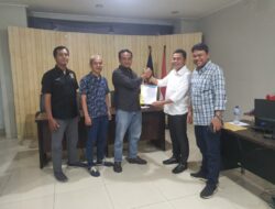 Ketua PWI Banten H. Mashudi Serahkan SK Plt Ketua PWI Kabupaten Tangerang kepada Sri Mulyo