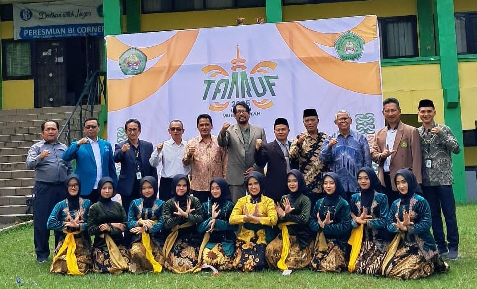 Pembukaan Ta’aruf IAILM & STIE Latifah Mubarokiyah di Tasikmalaya hadirkan 325 mahasiswa baru dengan nuansa religius dan kebersamaan.