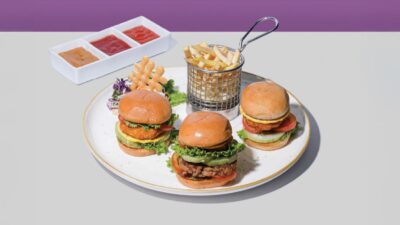 Fame Hotel Gading Serpong hadirkan Trio Burger, tiga mini burger dengan kentang goreng renyah dan saus variatif hanya Rp65.000.