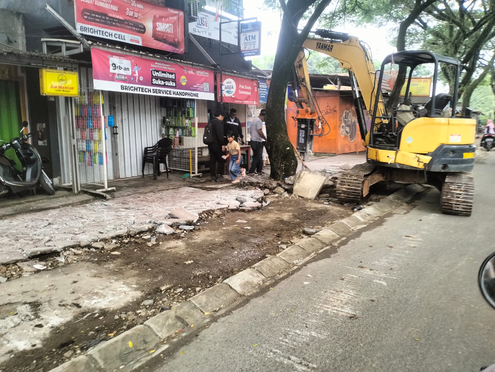 Pemkot Tangsel lanjut bangun trotoar Jalan Ciater 2025, hadirkan jalur difabel, ruang hijau, kursi taman, dan penerangan ramah pejalan kaki.
