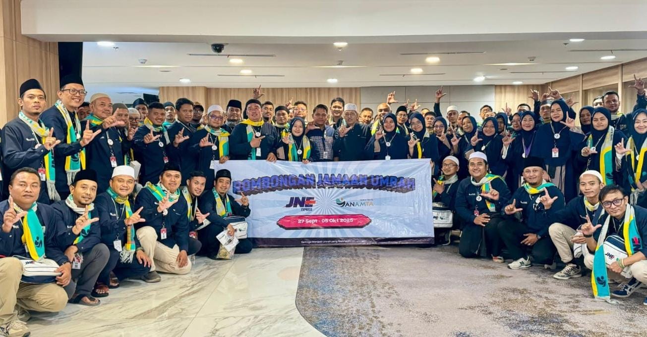 JNE memberangkatkan 1.643 karyawan beserta keluarga menunaikan umrah sebagai bentuk apresiasi dan pembinaan spiritual.
