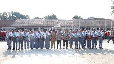Polda Banten gelar upacara serentak di SMA/SMK se-Banten, Kapolda Hengki tekankan disiplin, persatuan, dan jauhi kenakalan remaja.