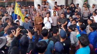 Wabup Pandeglang temui massa PMII, tegaskan kerja sama TPA Bangkonol dengan Tangsel resmi dibatalkan dan ajak masyarakat bersinergi.