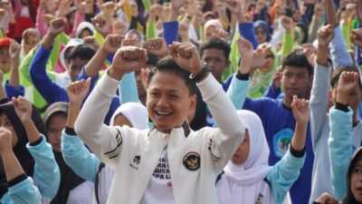 Wabup Pandeglang Iing Andri Supriadi ikuti Senam Sehat Cegah Osteoporosis bersama masyarakat di Alun-alun Pandeglang.