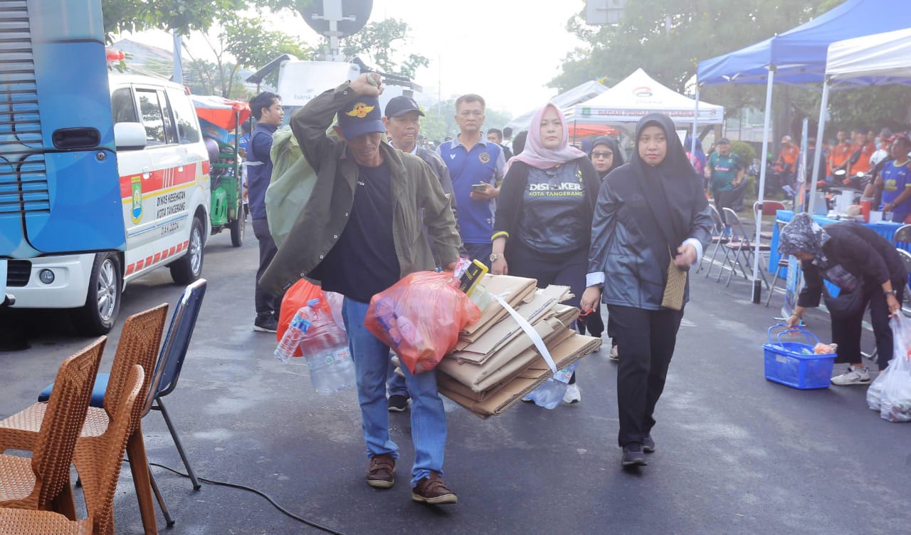 World Cleanup Day 2025 di Tangerang kumpulkan 9 ton sampah sehari, libatkan ribuan warga di 13 titik CFD untuk peduli lingkungan.