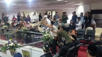 Sidang paripurna HUT ke-393 Kabupaten Tangerang ricuh saat mahasiswa GMNI protes kinerja Pemkab dan isu pencemaran lingkungan.
