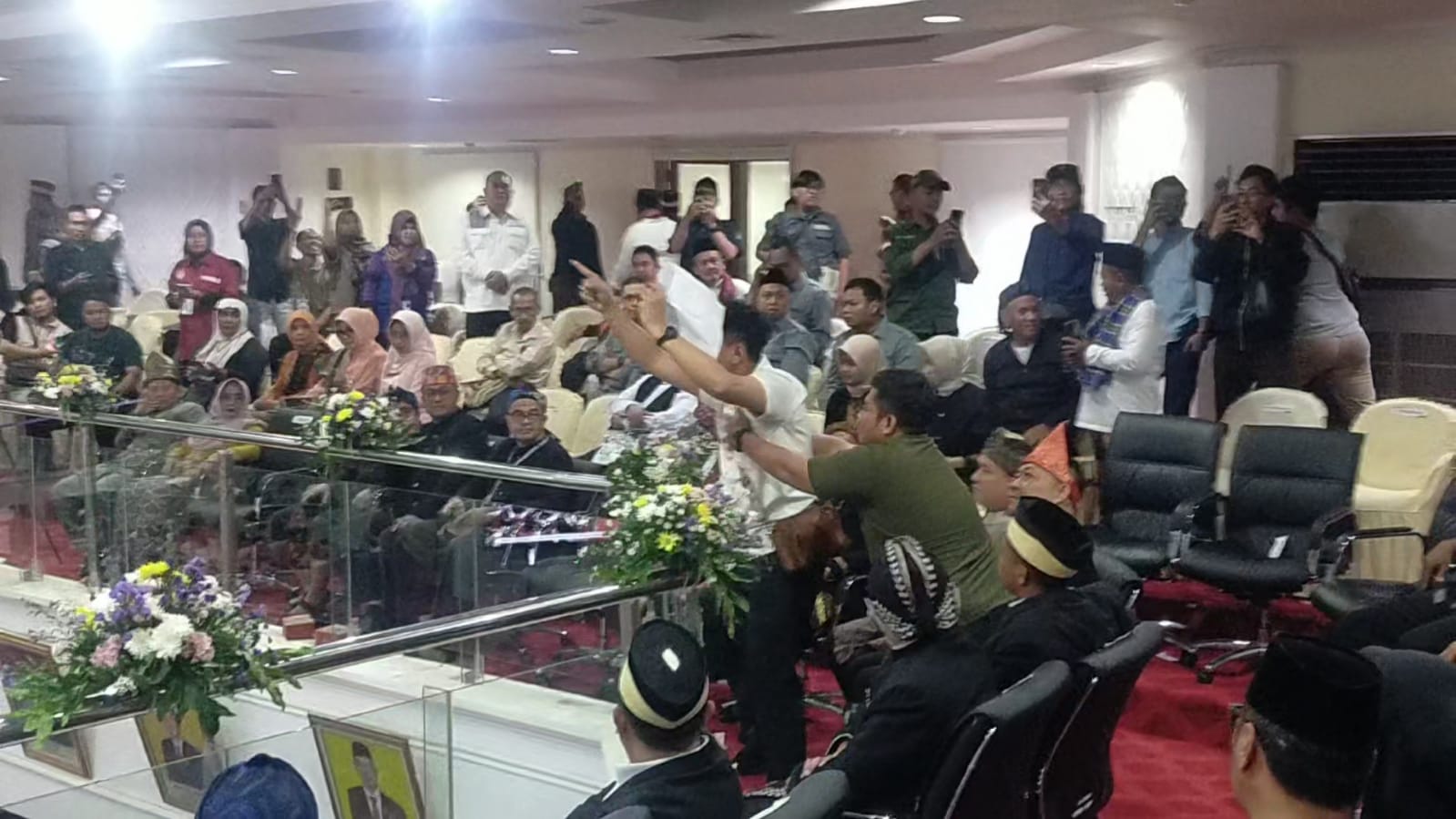 Sidang paripurna HUT ke-393 Kabupaten Tangerang ricuh saat mahasiswa GMNI protes kinerja Pemkab dan isu pencemaran lingkungan.