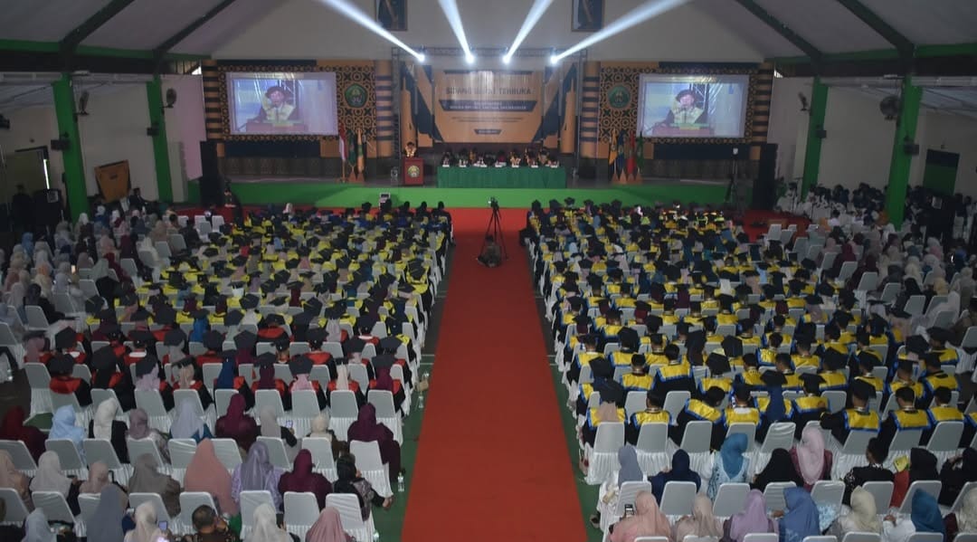 Ratusan mahasiswa IAILM Suryalaya diwisuda dengan pesan moral dan spiritual TQN, siap mengabdi untuk umat dan bangsa.