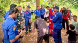 Petugas Damkar dan Babinsa Tangsel amankan ODGJ bawa celurit di Villa Mutiara. Aksi cepat tanpa korban jiwa, warga lega.