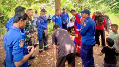 Petugas Damkar dan Babinsa Tangsel amankan ODGJ bawa celurit di Villa Mutiara. Aksi cepat tanpa korban jiwa, warga lega.