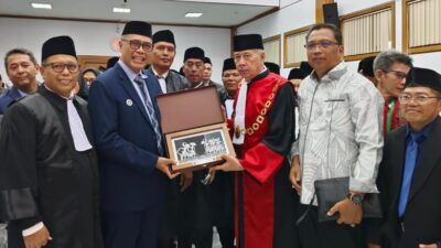 Ketua PT Bandung lantik advokat DePA-RI, tekankan integritas, etika, dan profesionalisme dalam menjalankan profesi hukum.