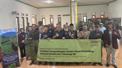 Telkom University latih warga Desa Tenjolaya kembangkan konten visual storytelling dan teknologi QR untuk desa wisata digital.