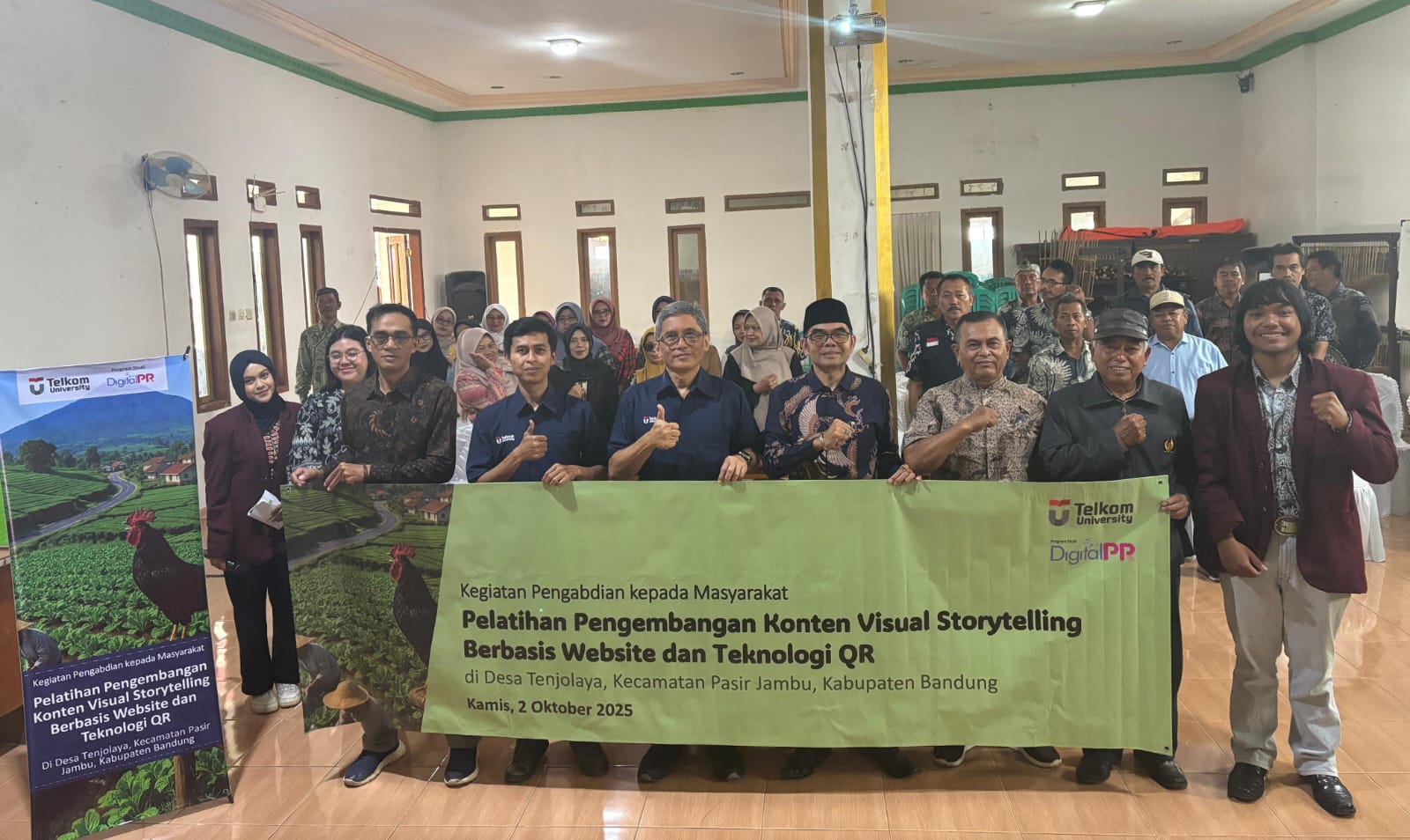 Telkom University latih warga Desa Tenjolaya kembangkan konten visual storytelling dan teknologi QR untuk desa wisata digital.