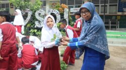 SDIT Irsyadul ‘Ibad Pandeglang ajak 686 siswa menanam 200 bibit cabai, menanamkan cinta lingkungan sejak usia dini.