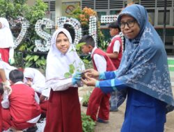 Ajarkan Cinta Alam Sejak Dini, Ratusan Siswa SDIT Irsyadul ‘Ibad Tanam Cabai di Sekolah