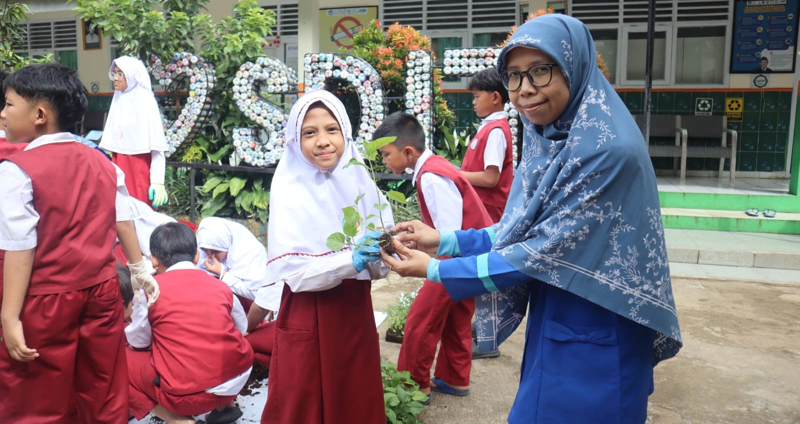 SDIT Irsyadul ‘Ibad Pandeglang ajak 686 siswa menanam 200 bibit cabai, menanamkan cinta lingkungan sejak usia dini.