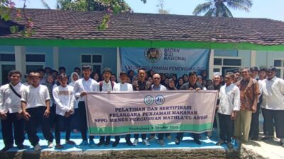 50 relawan SPPG Mathla’ul Anwar Menes ikuti sertifikasi penjamah makanan untuk pelayanan gizi aman dan higienis.