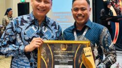 Kepala SMKN 5 Kabupaten Tangerang, Surta Wijaya, raih penghargaan The Best Performance Leadership 2025 di ajang Banten Award.