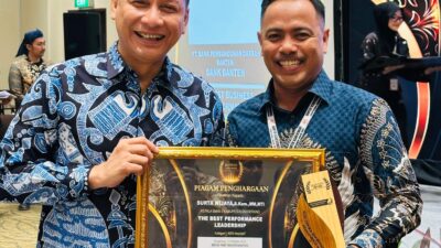 Kepala SMKN 5 Kabupaten Tangerang, Surta Wijaya, raih penghargaan The Best Performance Leadership 2025 di ajang Banten Award.