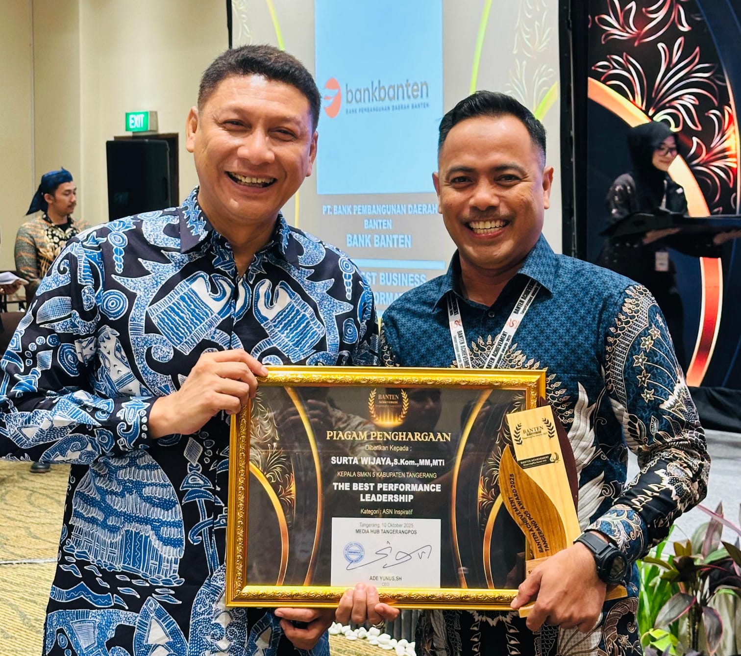 Kepala SMKN 5 Kabupaten Tangerang, Surta Wijaya, raih penghargaan The Best Performance Leadership 2025 di ajang Banten Award.