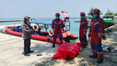 Tim SAR gabungan temukan nelayan KM Usaha Baru tewas di Perairan Pulau Pari setelah tiga hari pencarian di Kepulauan Seribu.