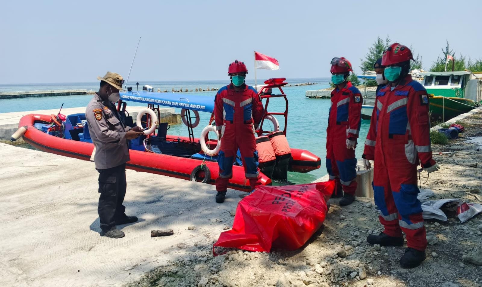 Tim SAR gabungan temukan nelayan KM Usaha Baru tewas di Perairan Pulau Pari setelah tiga hari pencarian di Kepulauan Seribu.