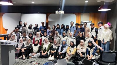 Suasana berbeda terlihat di ruang sekretariat Gedung Business Center Universitas Muhammadiyah Jakarta (UMJ) pada Sabtu (18/10/2025) siang. Puluhan mahasiswa Fakultas Kesehatan Masyarakat (FKM) tampak serius mencatat, berdiskusi, dan sesekali terdengar tawa. Mereka bukan sedang mengikuti ujian atau rapat, melainkan Pelatihan Kesekretariatan dan Kebendaharaan yang digelar oleh Emergency Response in Disaster and Medical Service (ERDAMS).