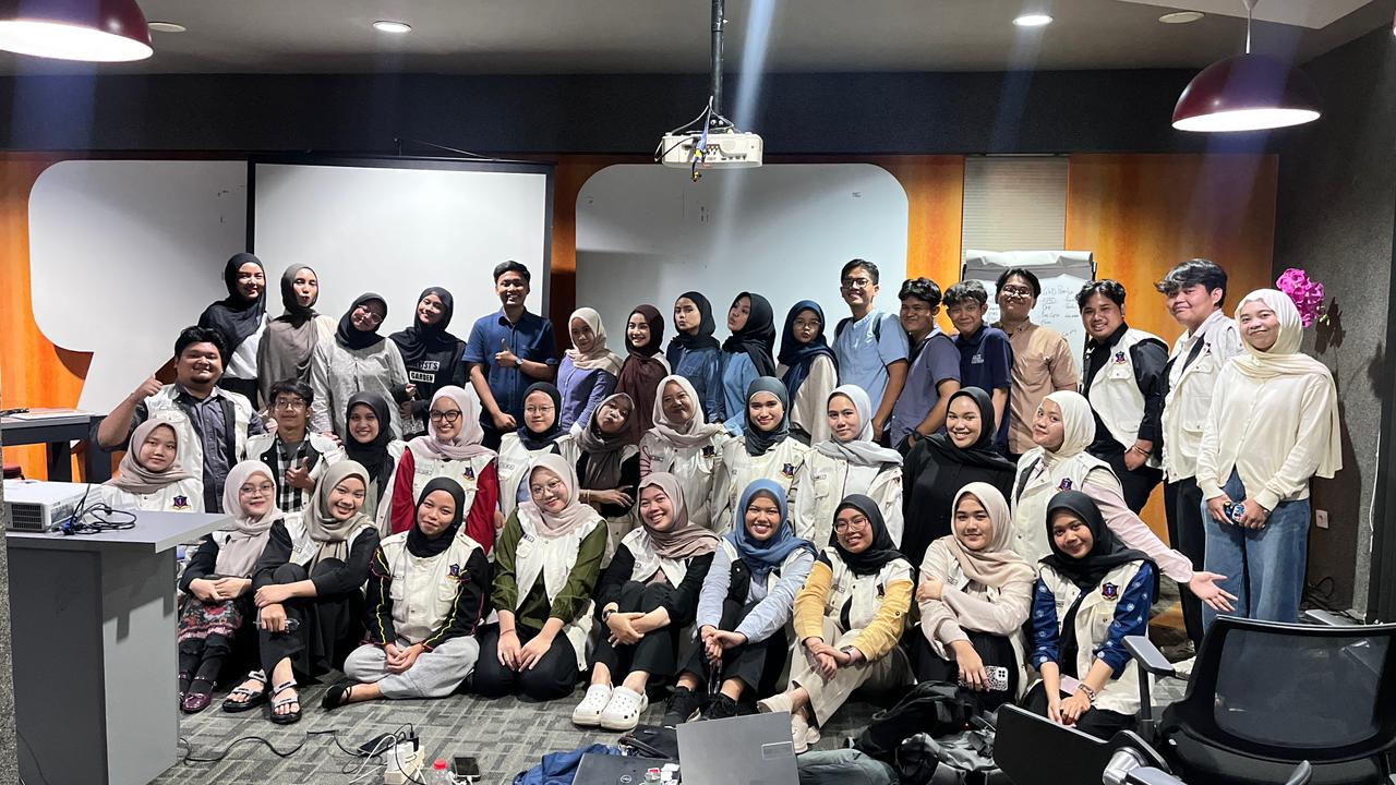 Suasana berbeda terlihat di ruang sekretariat Gedung Business Center Universitas Muhammadiyah Jakarta (UMJ) pada Sabtu (18/10/2025) siang. Puluhan mahasiswa Fakultas Kesehatan Masyarakat (FKM) tampak serius mencatat, berdiskusi, dan sesekali terdengar tawa. Mereka bukan sedang mengikuti ujian atau rapat, melainkan Pelatihan Kesekretariatan dan Kebendaharaan yang digelar oleh Emergency Response in Disaster and Medical Service (ERDAMS).