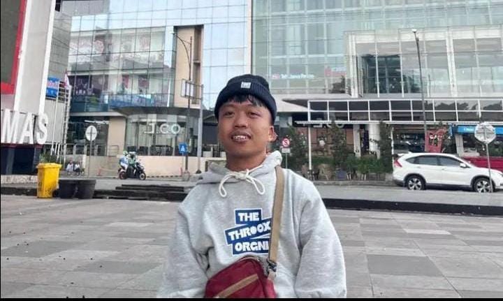 Kisah inspiratif Yahya Musyafa asal Brebes, penyandang disabilitas yang sukses mandiri lewat usaha desain grafis dan printer rumahan.