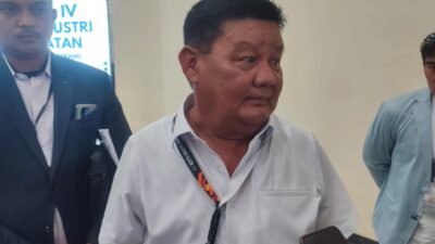 Penundaan Muskot IV Kadin Tangsel menuai kritik. Arnovi menilai panitia belum siap dan perlu evaluasi agar pelaksanaan lancar.