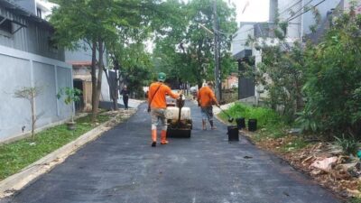 Pemkot Tangsel melalui Disperkimta lakukan pengaspalan jalan Komplek Pajak Pondok Aren untuk tingkatkan aksesibilitas warga.