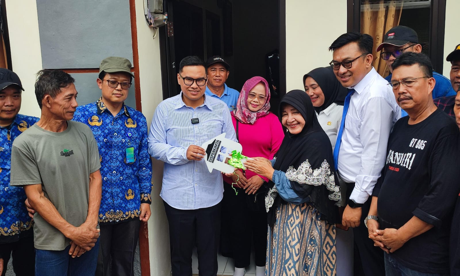 Pemkot Tangsel tingkatkan kualitas hidup warga lewat program bedah rumah, menciptakan hunian sehat dan layak huni.