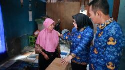 Wabup Intan tinjau program bedah rumah di Kemiri, serahkan bantuan, dan dorong kolaborasi untuk rumah layak huni.