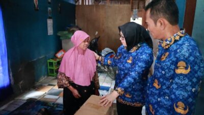Wabup Intan tinjau program bedah rumah di Kemiri, serahkan bantuan, dan dorong kolaborasi untuk rumah layak huni.