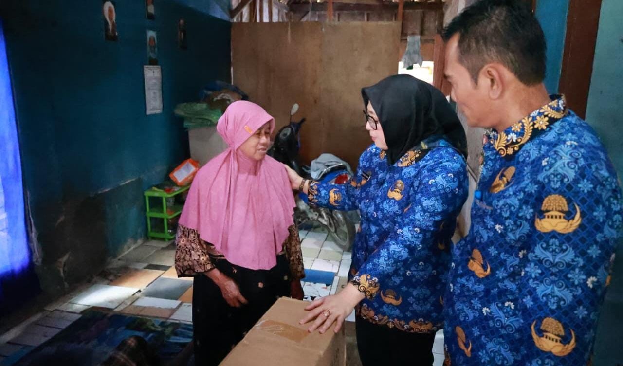 Wabup Intan tinjau program bedah rumah di Kemiri, serahkan bantuan, dan dorong kolaborasi untuk rumah layak huni.