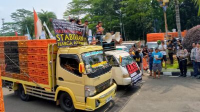 Ratusan pedagang ayam Tangerang unjuk rasa protes harga naik, desak pemerintah turunkan harga ayam di tingkat peternak.