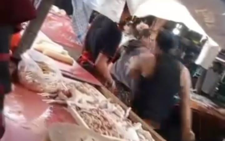 Seorang residivis mengamuk di Pasar Jombang, Ciputat, menyerang pedagang dengan golok hingga buat panik warga.