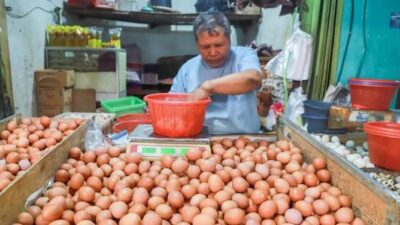 Pemkot Tangerang pastikan harga pangan pokok tetap stabil menjelang Natal dan Tahun Baru, stok aman dan terpantau.