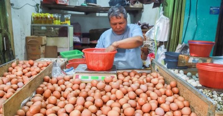 Pemkot Tangerang pastikan harga pangan pokok tetap stabil menjelang Natal dan Tahun Baru, stok aman dan terpantau.