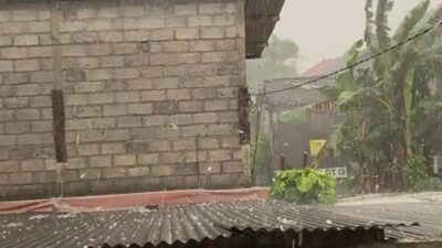 Hujan es disertai angin kencang melanda Desa Selapajang, Cisoka, Tangerang. Rumah rusak, warga panik, tapi tak ada korban jiwa.